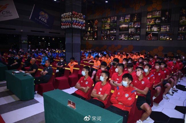 小男孩的存在激活了死寂的生活秩序，小男孩是天外来客呢王小鲁:我的感觉是，这个小男孩是一个化解的力量。